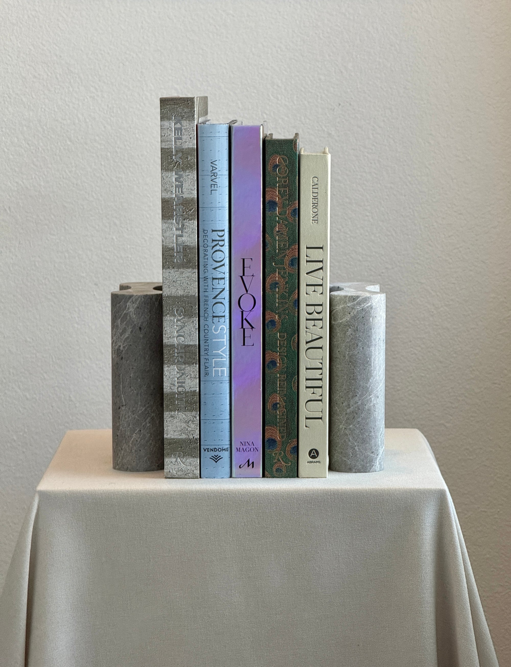 Akhrōma Bookend